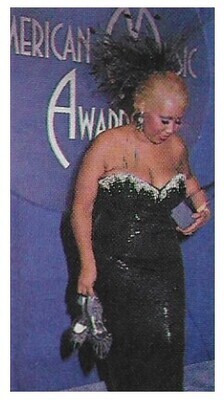 Franklin, Aretha / American Music Awards (Holding Shoes and Award) / 1983