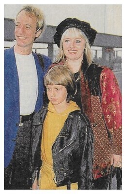 Gibb, Robin / 1993: With Wife and Son