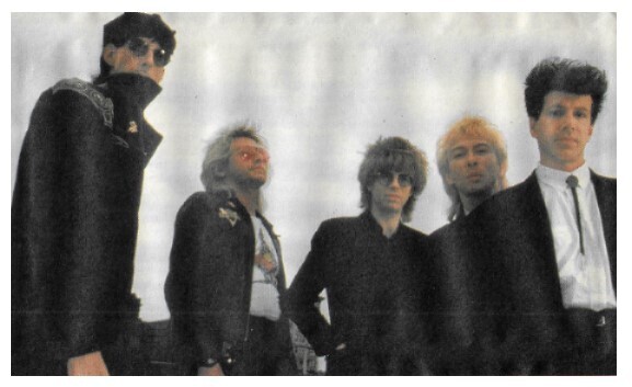 Cars, The / Group Photo-Outdoors-Ric On Left (1987)