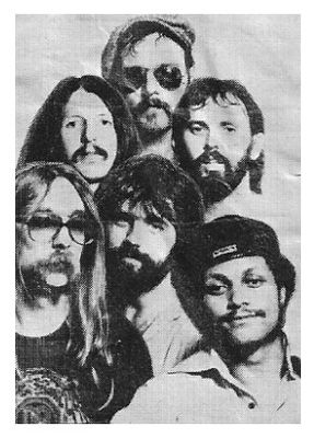 Doobie Brothers, The / Group Photo - Tiran Porter at Bottom Right / 1976