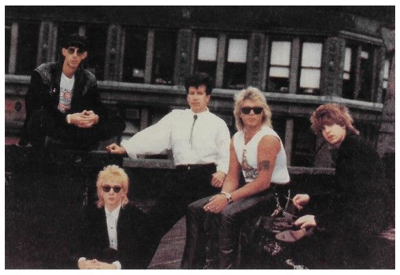 Cars, The / Group Photo-In Front of Building (1987)