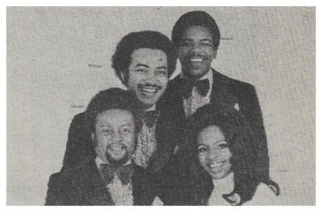 Knight, Gladys (+ The Pips) / Group Photo-Gladys at Lower Right (1970s)