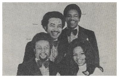 Knight, Gladys (+ The Pips) / Group Photo-Gladys at Lower Right (1970s)