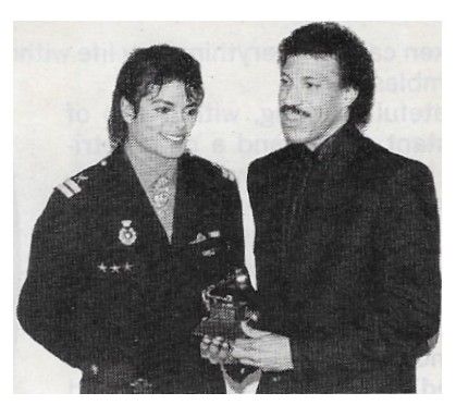 Jackson, Michael / With Lionel Richie, Holding Grammy Award (1986)
