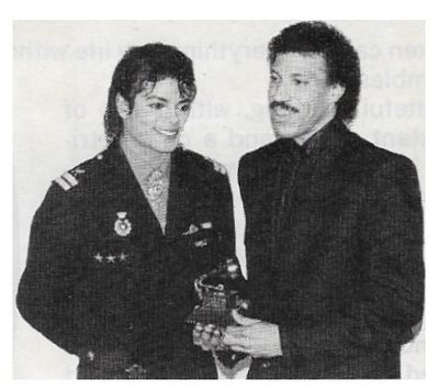 Jackson, Michael / With Lionel Richie, Holding Grammy Award (1986)