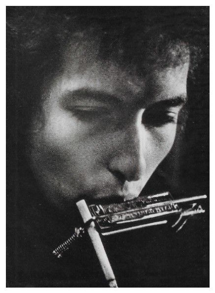 Dylan, Bob / On Stage-Closeup-Harmonica-Cigarette