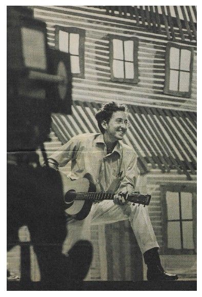 Dylan, Bob / On Stage-Smiling-Wearing Glasses (1969)