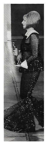 Streisand, Barbra / Holding Oscar Award (1969)