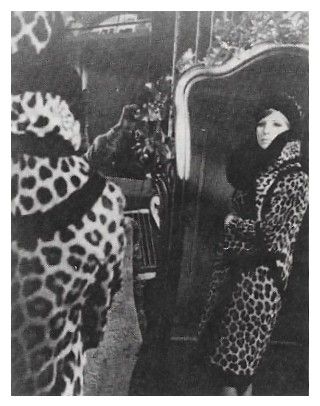 Streisand, Barbra / Standing in Front Mirror (1960s) - Leopard Coat