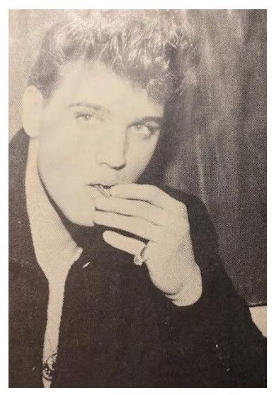 Presley, Elvis / Closeup-Eating with Left Hand / 1950s