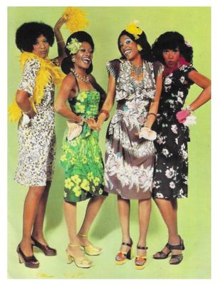 Pointer Sisters / All 4 Standing-Green Background / 1970s