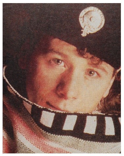 Simple Minds / Jim Kerr-Closeup-Wearing Black Beret / 1986