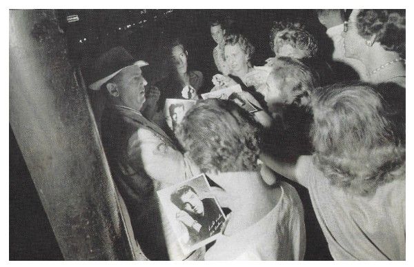 Parker, Colonel Tom / Handing Out Elvis Photos / 1956