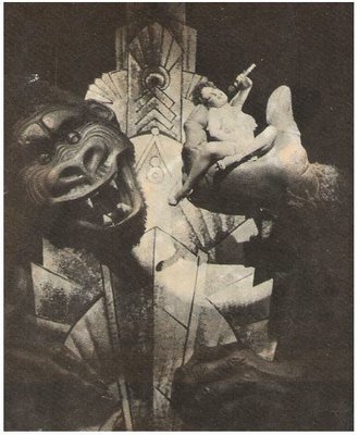 Midler, Bette / On Stage, in the Hand of King Kong (1976)