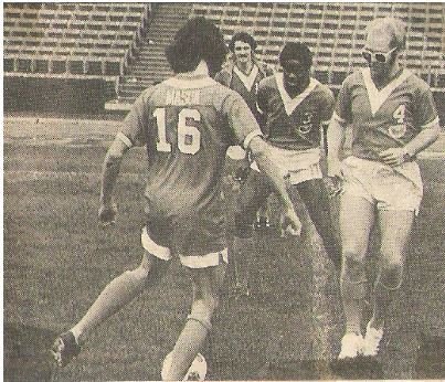 John, Elton / Practicing with the L.A. Aztecs | Magazine Photo (1976)