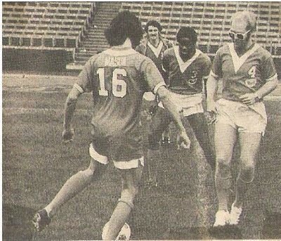 John, Elton / Practicing with the L.A. Aztecs | Magazine Photo (1976)
