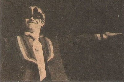 John, Elton / On Stage, Piano Shaped Glasses, Arm Outstretched (1976)