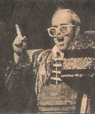 John, Elton / On Stage, At Piano, Pointing Up | Magazine Photo (1976)