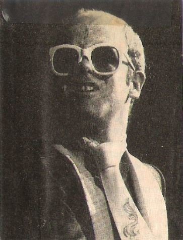 John, Elton / On Stage, Looking Fiesty, Closeup | Magazine Photo (1976)