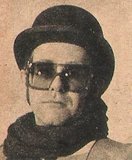 John, Elton / Closeup, In Bowler Hat and Scarf | Magazine Photo (1976)