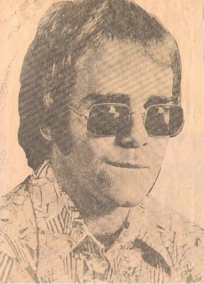 John, Elton / Closeup, Patterned Shirt, Wire-Rim Glasses | Newspaper Photo (1971)