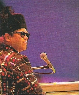 John, Elton / At Live-Aid, Wembley Stadium #3 | Magazine Photo (1985)