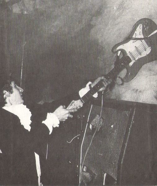 Who, The / Pete On Stage Smashing Guitar On Amp | Magazine Photo (1967)