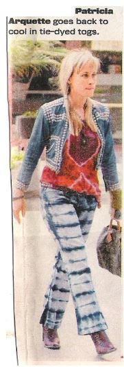 Arquette, Patricia / Cool in Tie-Dyed Togs | Magazine Photo with Caption | 2002