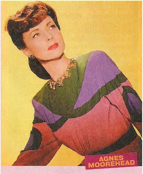 Moorehead, Agnes / Gold Necklace, Multi-Color Outfit | Magazine Photo with Caption | 2002