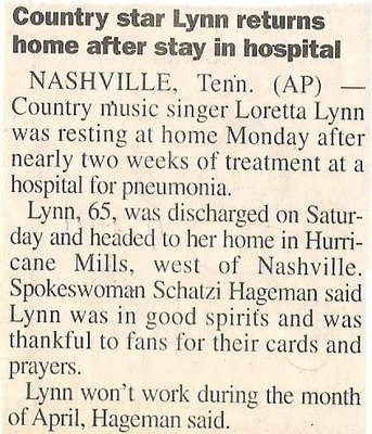 Lynn, Loretta / Country Star Lynn Returns Home After Stay in Hospital | Newspaper Article | 2001