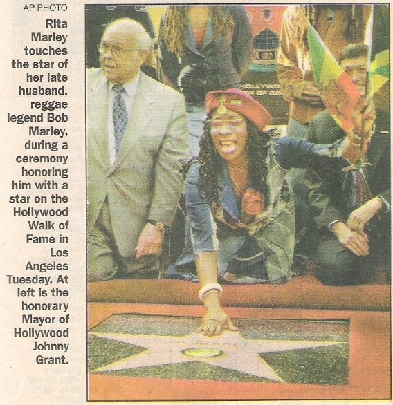 Marley, Rita / Touching Bob&#39;s Star at Hollywood Walk of Fame | Newspaper Photo with Caption | February 2001