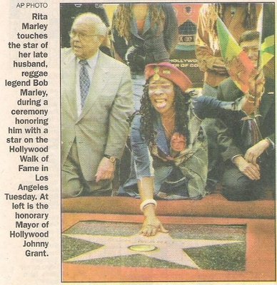 Marley, Rita / Touching Bob&#39;s Star at Hollywood Walk of Fame | Newspaper Photo with Caption | February 2001