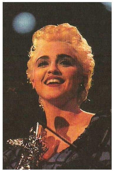 Madonna / MTV Video Music Awards - Holding Award | Magazine Photo | September 1986