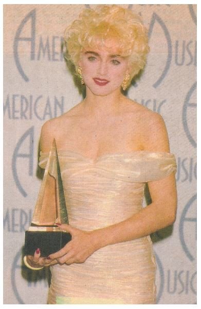 Madonna / American Music Awards - Holding Award | Magazine Photo | January 1987