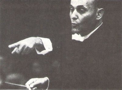 Solti, Georg / On Stage - Conducting - Pointing with Left Hand | Undated