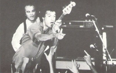 Kinks, The / On Stage - Ray Singing, Pointing at Audience | Magazine Photo | 1970s