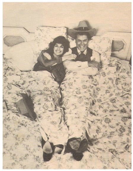 Hagman, Larry / Stars of Dallas - Lying in Bed | Magazine Photo | January 1980 | with Linda Gray