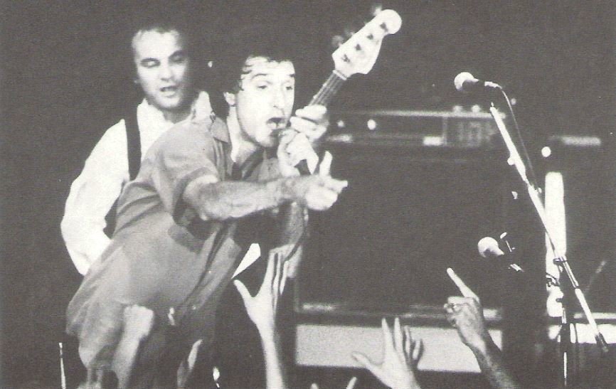 Kinks, The / On Stage - Ray Singing, Pointing at Audience / 1970s