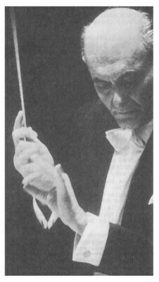 Solti, Georg / On Stage-Looking Down and Left-Baton Pointed Up
