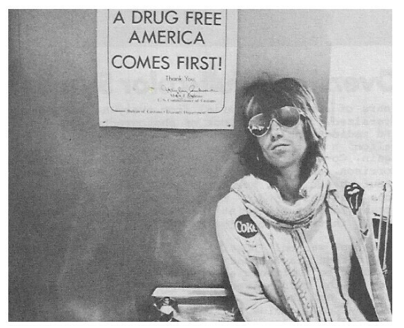 Richards, Keith / Backstage-Sunglasses / 1972