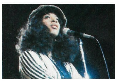 Summer, Donna / On Stage-Wearing Hat-Dark Background / 1979