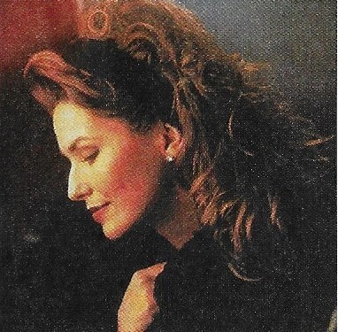 Twain, Shania / Closeup-Profile-Looking Down / 1990s