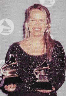 Carpenter, Mary Chapin / Holding Two Grammy Awards / 1995