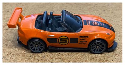 Hot Wheels / 2015 Mazda MX-5 Miata / Orange