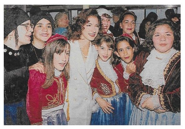 Estefan, Gloria / Dressed in White, Surrounded by Children