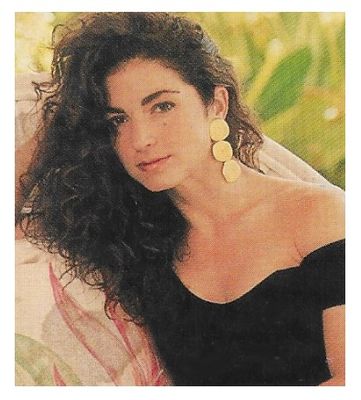 Estefan, Gloria / Sitting Outdoors, Triple Earring, Black Top / 1991