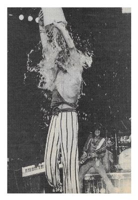 Rolling Stones, The / Mick Jagger on Stage--Bucket of Water / 1975