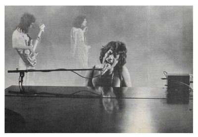 Queen / On Stage--Freddie at Piano / 1977