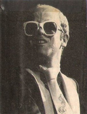 John, Elton / On Stage, Looking Fiesty, Closeup / 1976