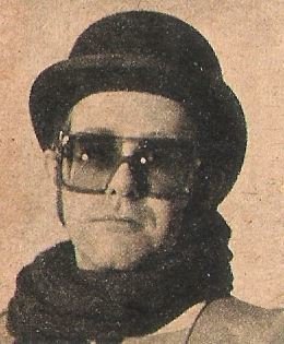 John, Elton / Closeup, In Bowler Hat and Scarf / 1976